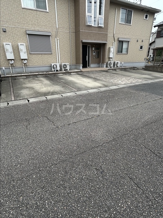 18/27 駐車場