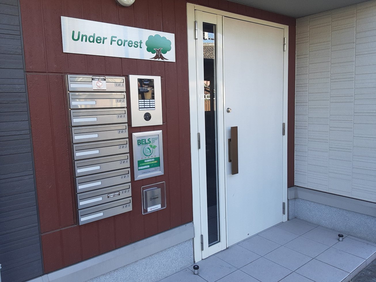 28/30 エントランス