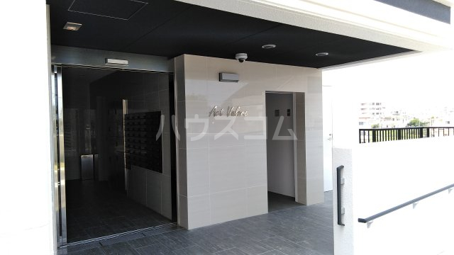 18/23 エントランス