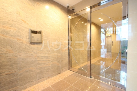 16/23 エントランス