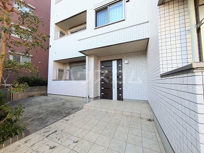 21/30 エントランス