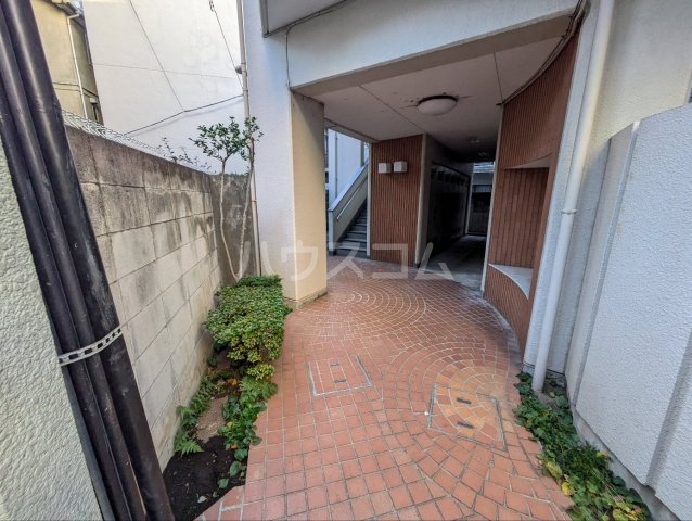 24/30 エントランス