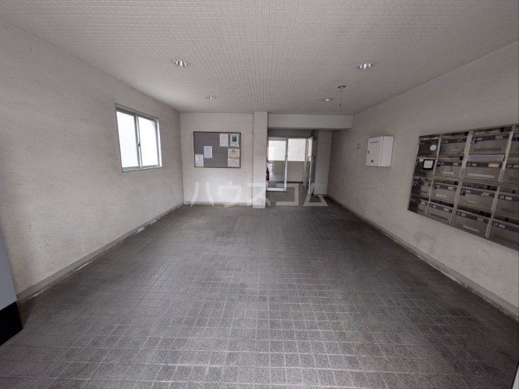 27/30 エントランス