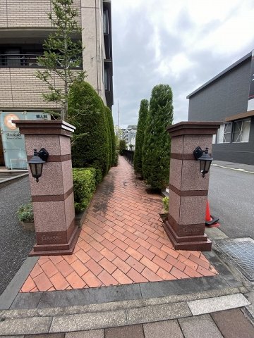 27/30 エントランス
