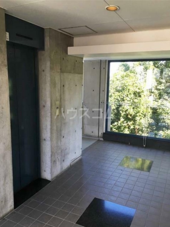 18/27 エントランス