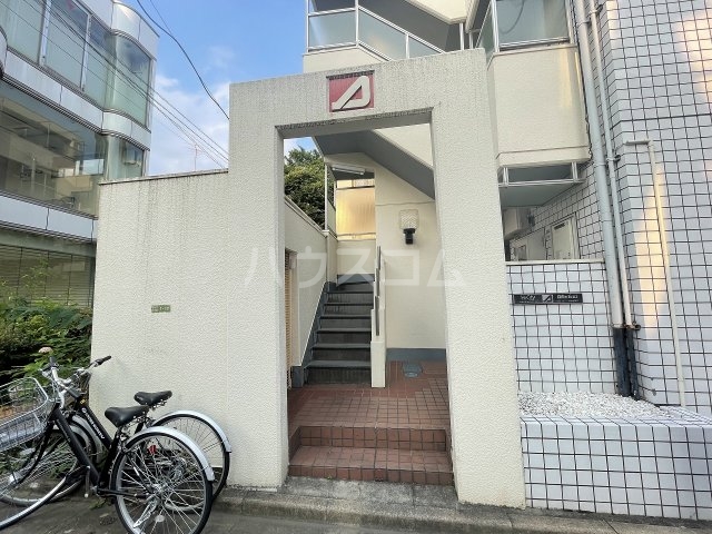 21/30 エントランス