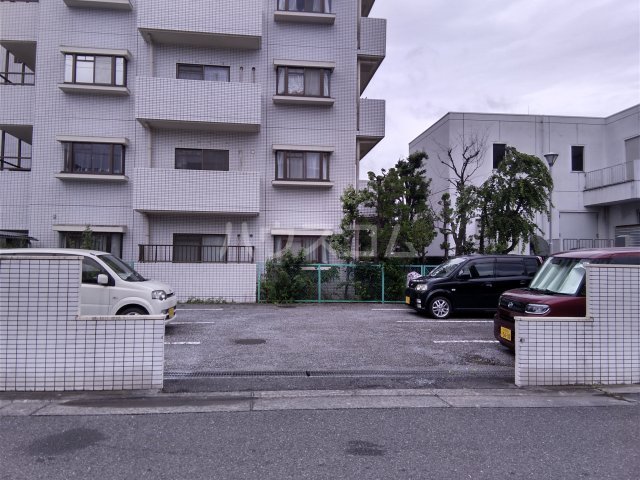 28/30 駐車場
