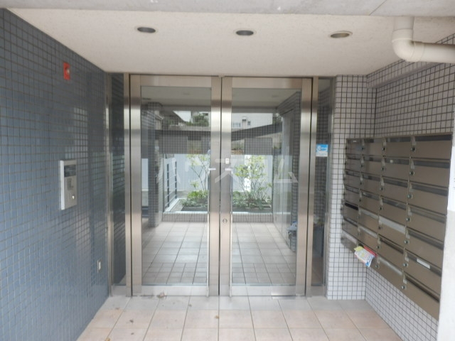 23/27 エントランス