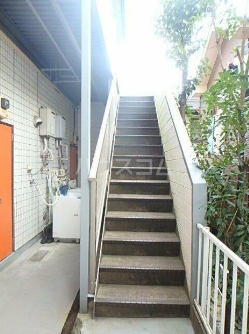 25/29 エントランス