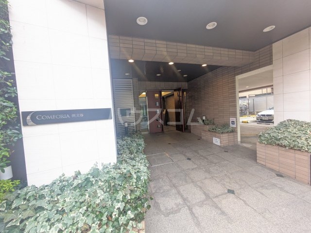 21/27 エントランス