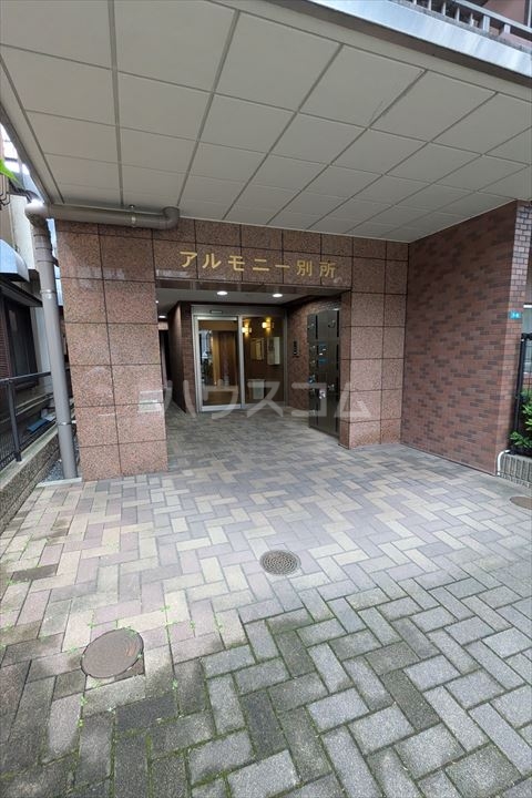 27/30 エントランス