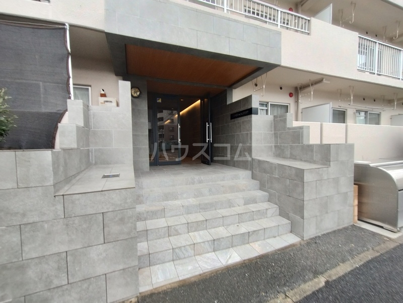 28/30 エントランス