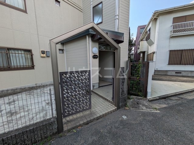 22/28 エントランス