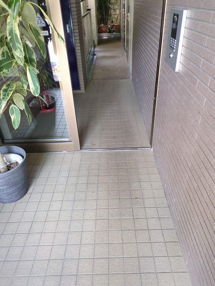 27/30 エントランス