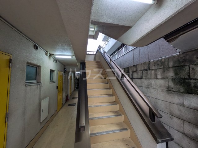 19/27 エントランス