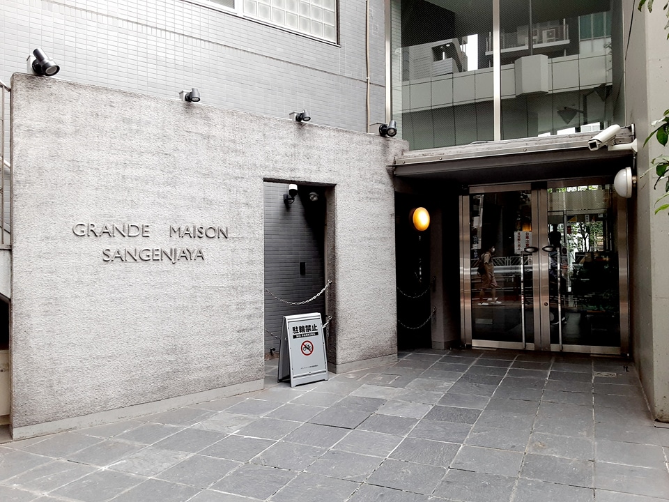 27/30 エントランス