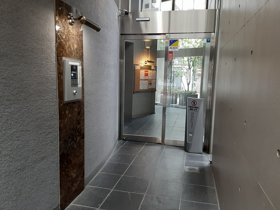 28/30 エントランス