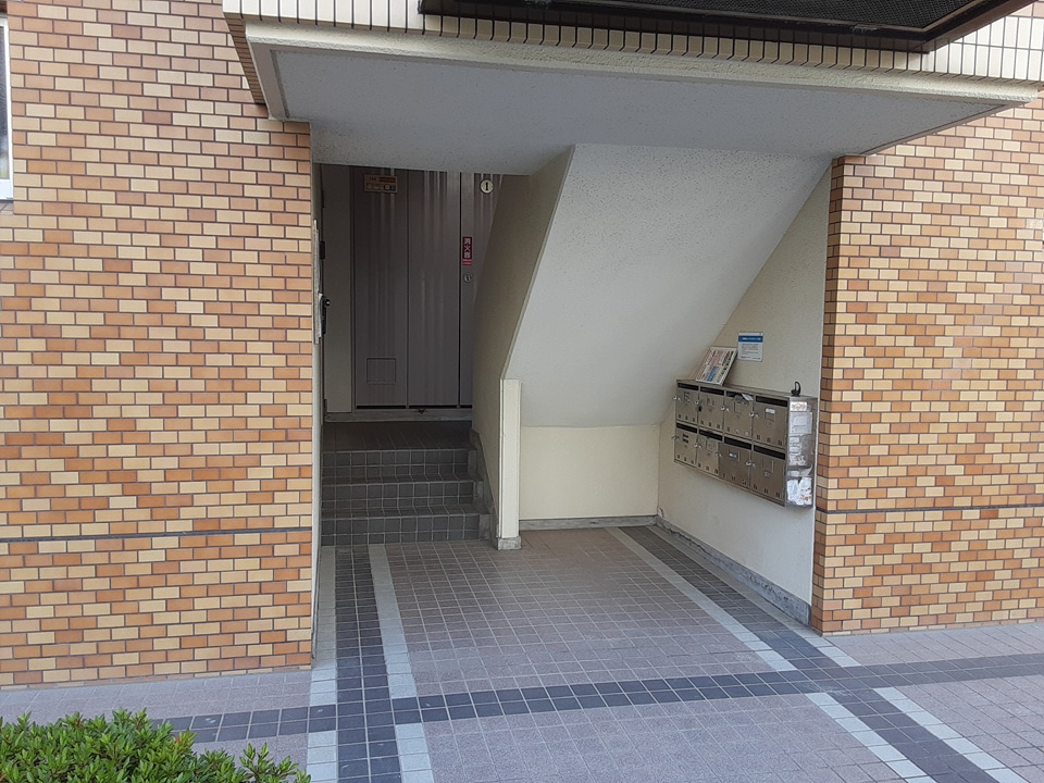 20/23 エントランス