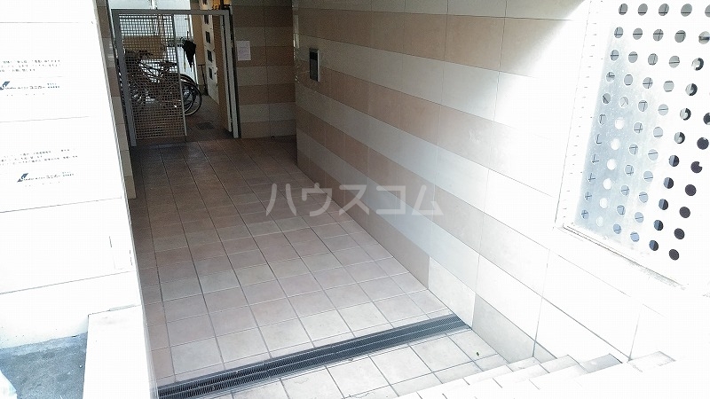 21/30 エントランス