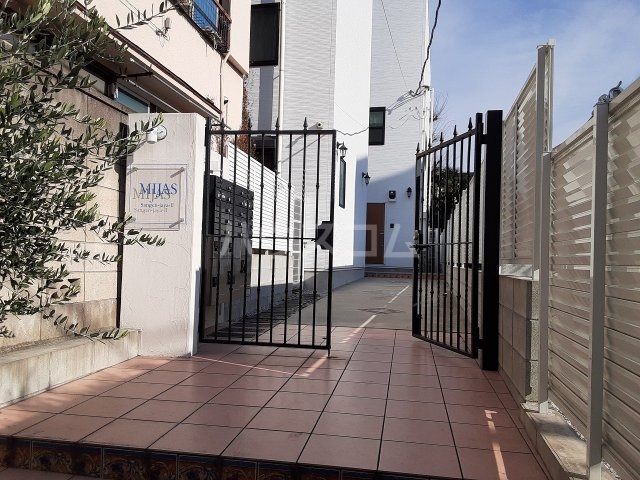 27/30 エントランス