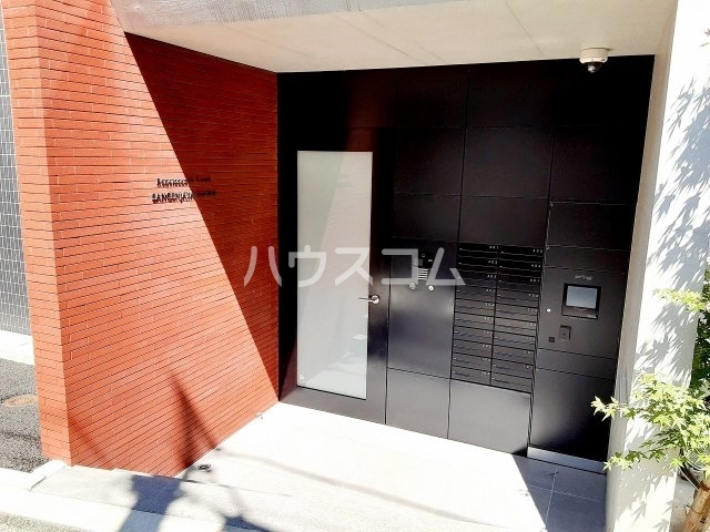 23/30 エントランス