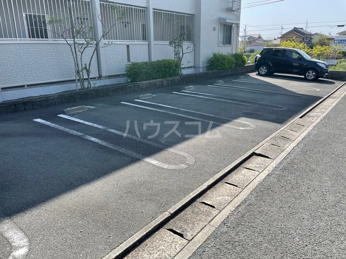 プレジール多米の駐車場