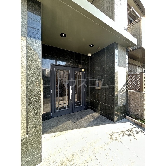 18/23 エントランス