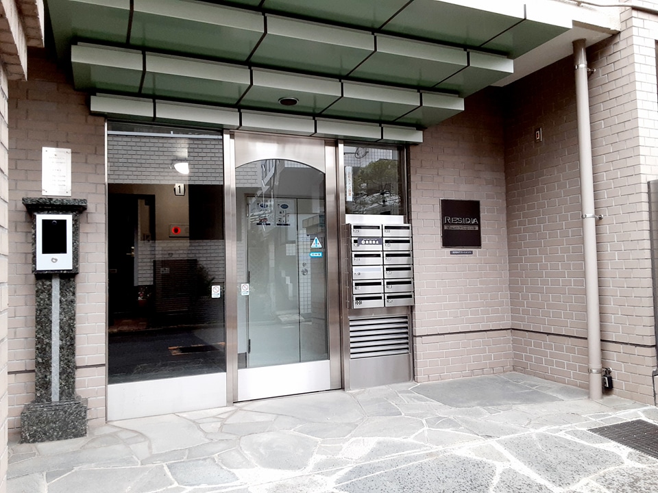 27/30 エントランス