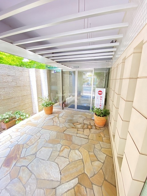 28/30 エントランス