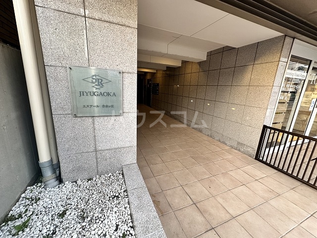 21/25 エントランス