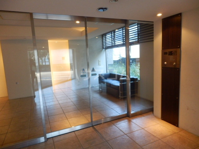 27/30 エントランス