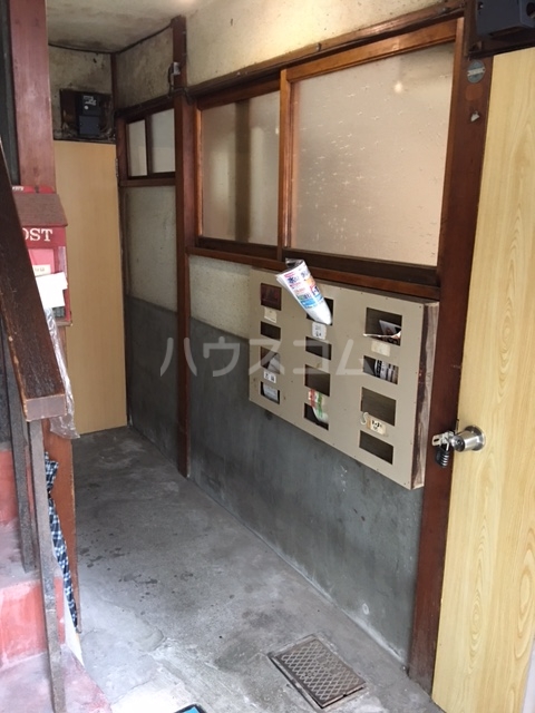 21/30 エントランス