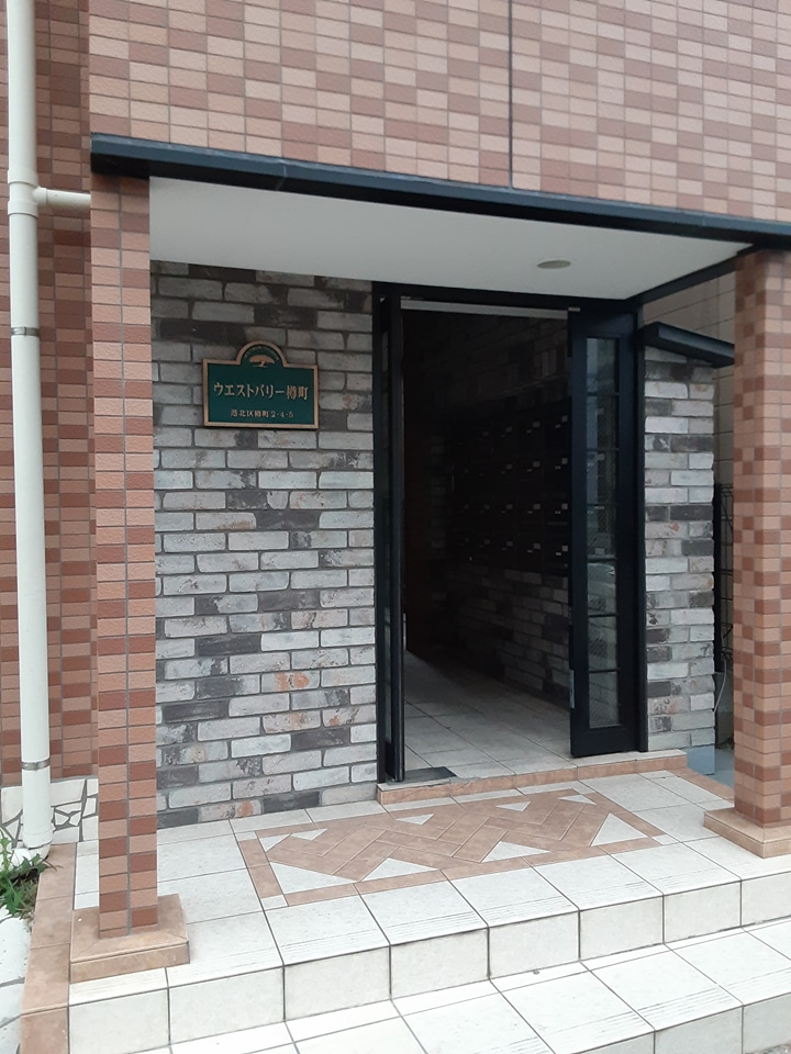 18/27 エントランス