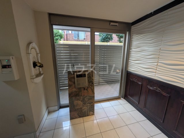 28/30 エントランス