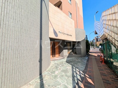 21/30 エントランス