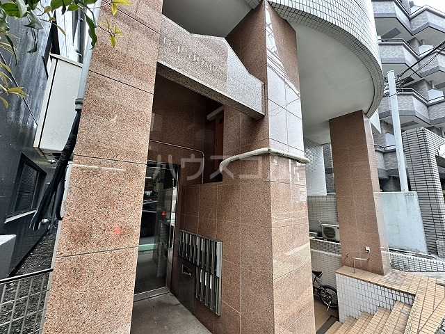 21/30 エントランス