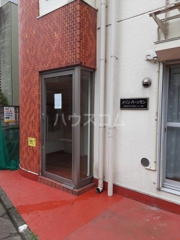 18/27 エントランス