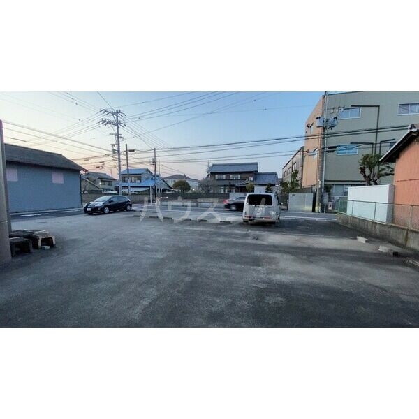 18/27 駐車場