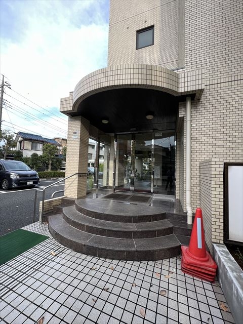 23/30 エントランス