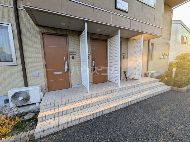 28/30 エントランス