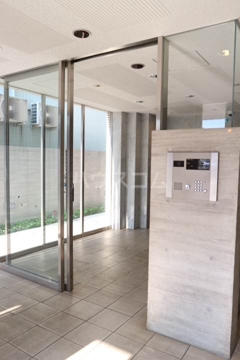 26/30 エントランス