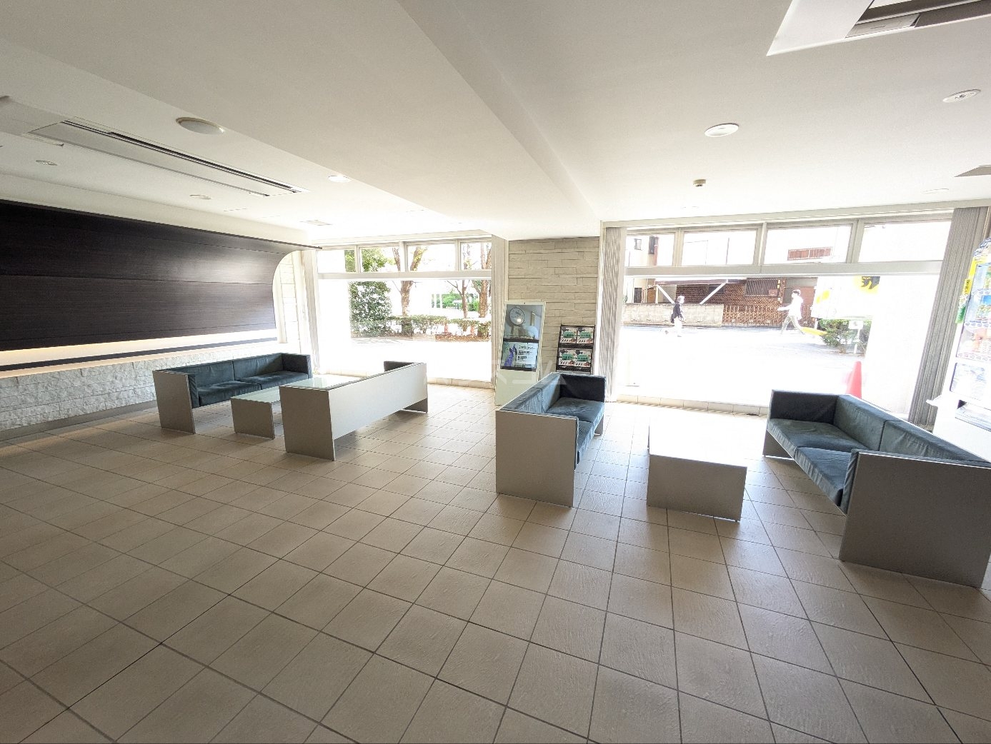 27/30 エントランス