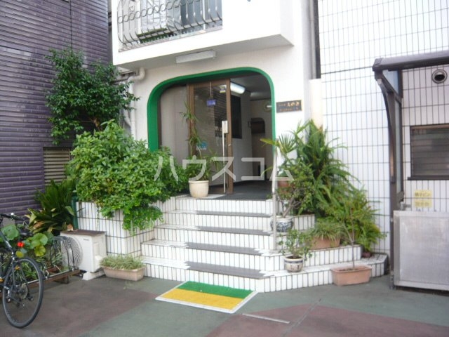 18/27 エントランス