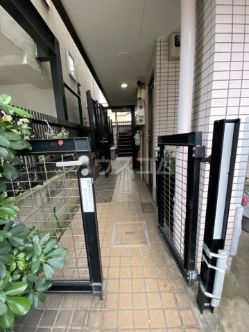 25/27 エントランス