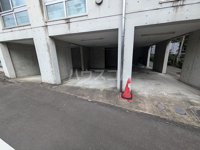 27/30 駐車場