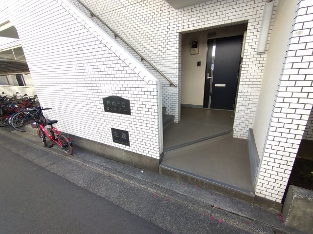 23/26 エントランス