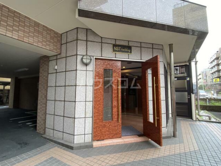 24/30 エントランス