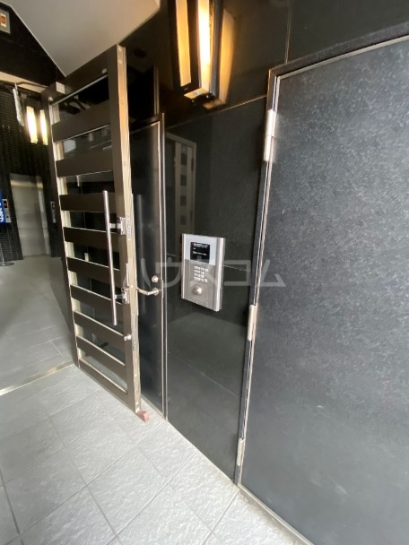 24/30 エントランス