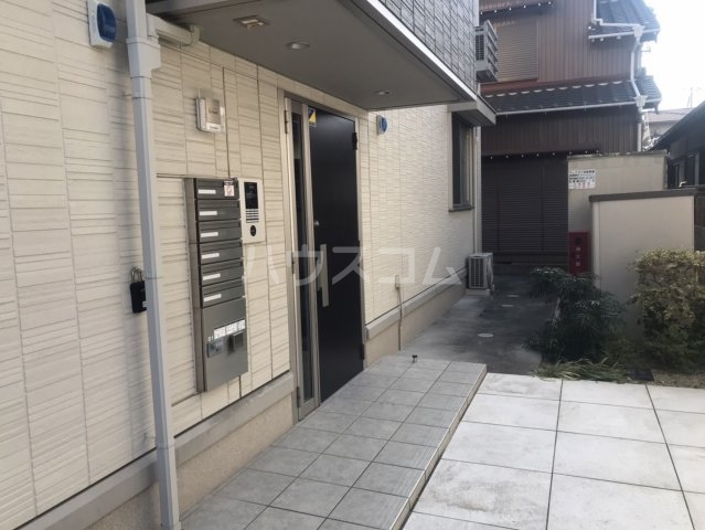 26/30 エントランス