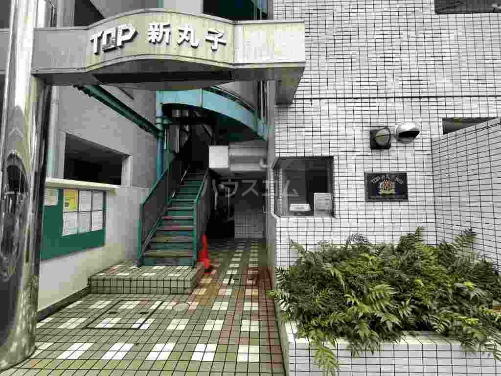 21/30 エントランス